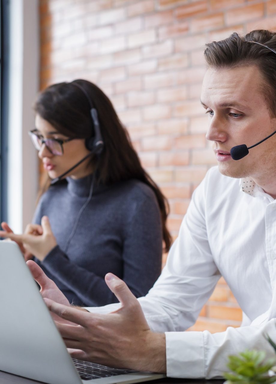 consultants-with-online-problems-support-operator-service-business-representative-concept-.jpg